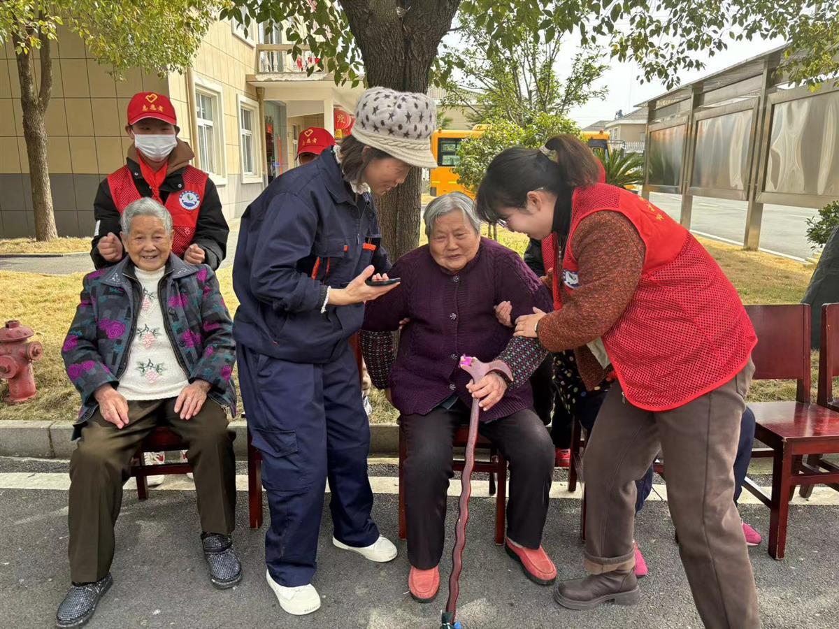 3月8日上午，應城市郎君鎮中心小學(xué)志愿者到該鎮白粉壁福利院慰問(wèn)老人 通訊員劉小華攝.jpg