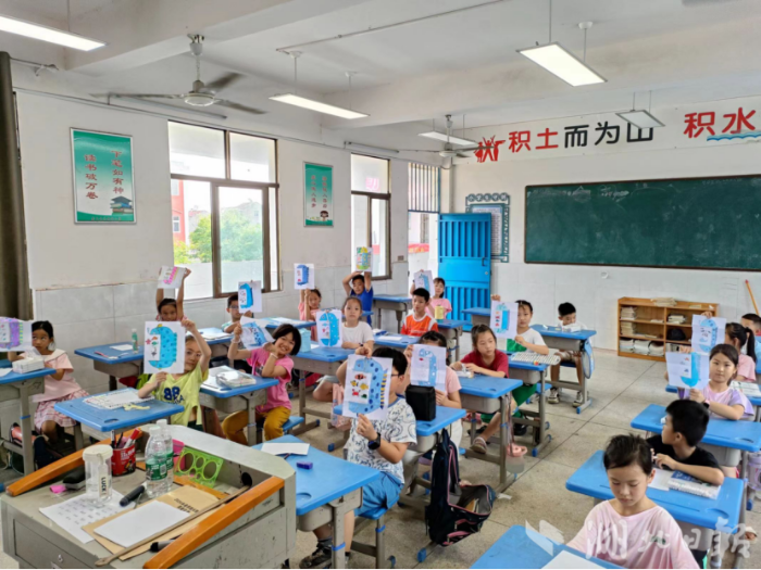 嘉魚(yú)“圓夢(mèng)工程”為鄉村留守兒童繪制“七彩假期”(2)(1).docx